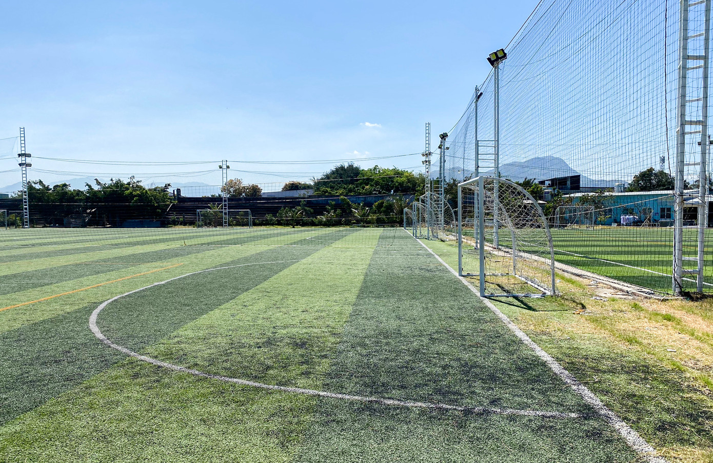 Sau 7 năm, Công ty Thanh niên Cam Ranh mới chỉ xây 2 sân bóng cho thuê. (Ảnh: Xuân Hoát). Sau 7 năm, Công ty Thanh niên Cam Ranh mới chỉ xây 2 sân bóng cho thuê. (Ảnh: Xuân Hoát).