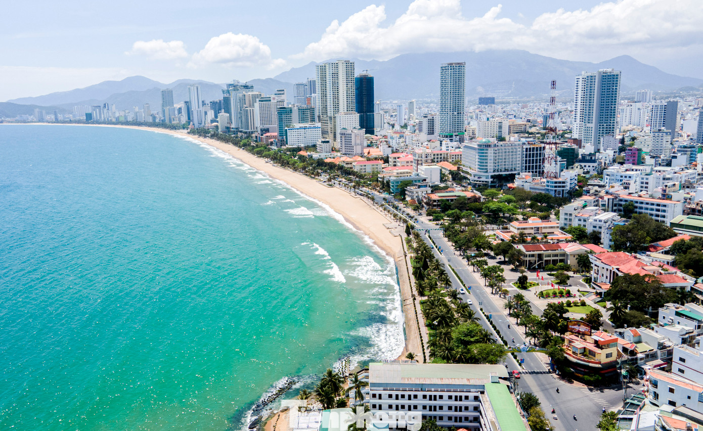 Khu đất hiện hữu nằm tại vị trí đắc địa, sát biển Nha Trang. Theo phương án được duyệt, dự án Xây dựng trụ sở làm việc Tỉnh ủy, Đoàn đại biểu Quốc hội và HĐND tỉnh, UBND Khánh Hòa có tổng mức đầu tư hơn 544 tỷ đồng, từ nguồn vốn ngân sách tỉnh và nguồn huy động khác. Thời gian thực hiện từ 2023-2025. Khu đất hiện hữu nằm tại vị trí đắc địa, sát biển Nha Trang. Theo phương án được duyệt, dự án Xây dựng trụ sở làm việc Tỉnh ủy, Đoàn đại biểu Quốc hội và HĐND tỉnh, UBND Khánh Hòa có tổng mức đầu tư hơn 544 tỷ đồng, từ nguồn vốn ngân sách tỉnh và nguồn huy động khác. Thời gian thực hiện từ 2023-2025.