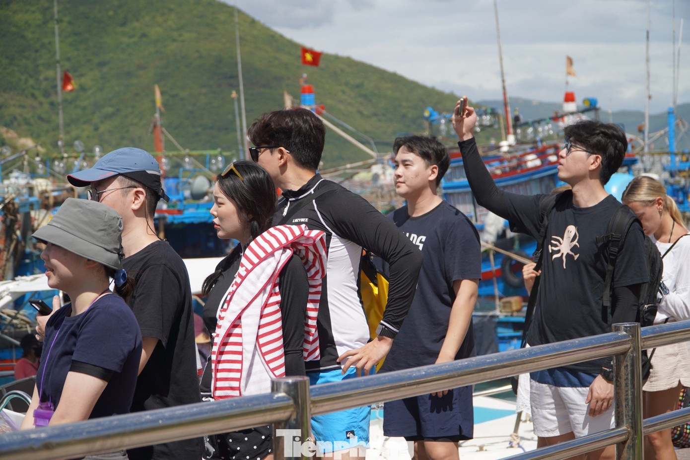 Thời tiết ngày 2/9 ở Nha Trang rất đẹp, thuận lợi cho du khách tham quan, nghỉ dưỡng. Ngoài khách nội, ghi nhận cho thấy rất nhiều khách nước ngoài cũng chọn tour tham quan biển đảo ở Nha Trang dịp này.