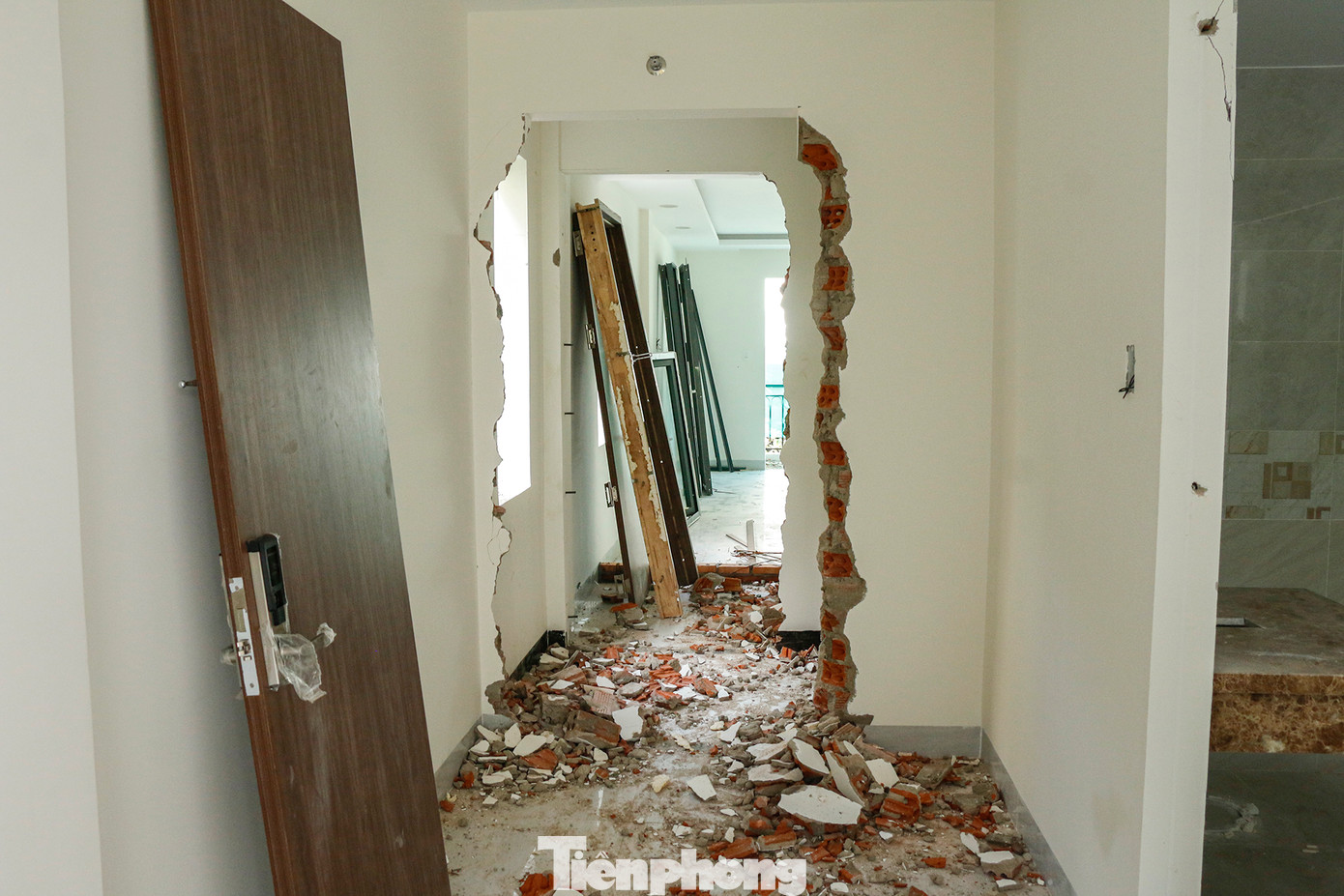 Ngoài các phần sai phạm bị đập bỏ, những tài sản bên trong được tháo dỡ nguyên vẹn để giao lại cho các chủ đầu tư công trình đó.