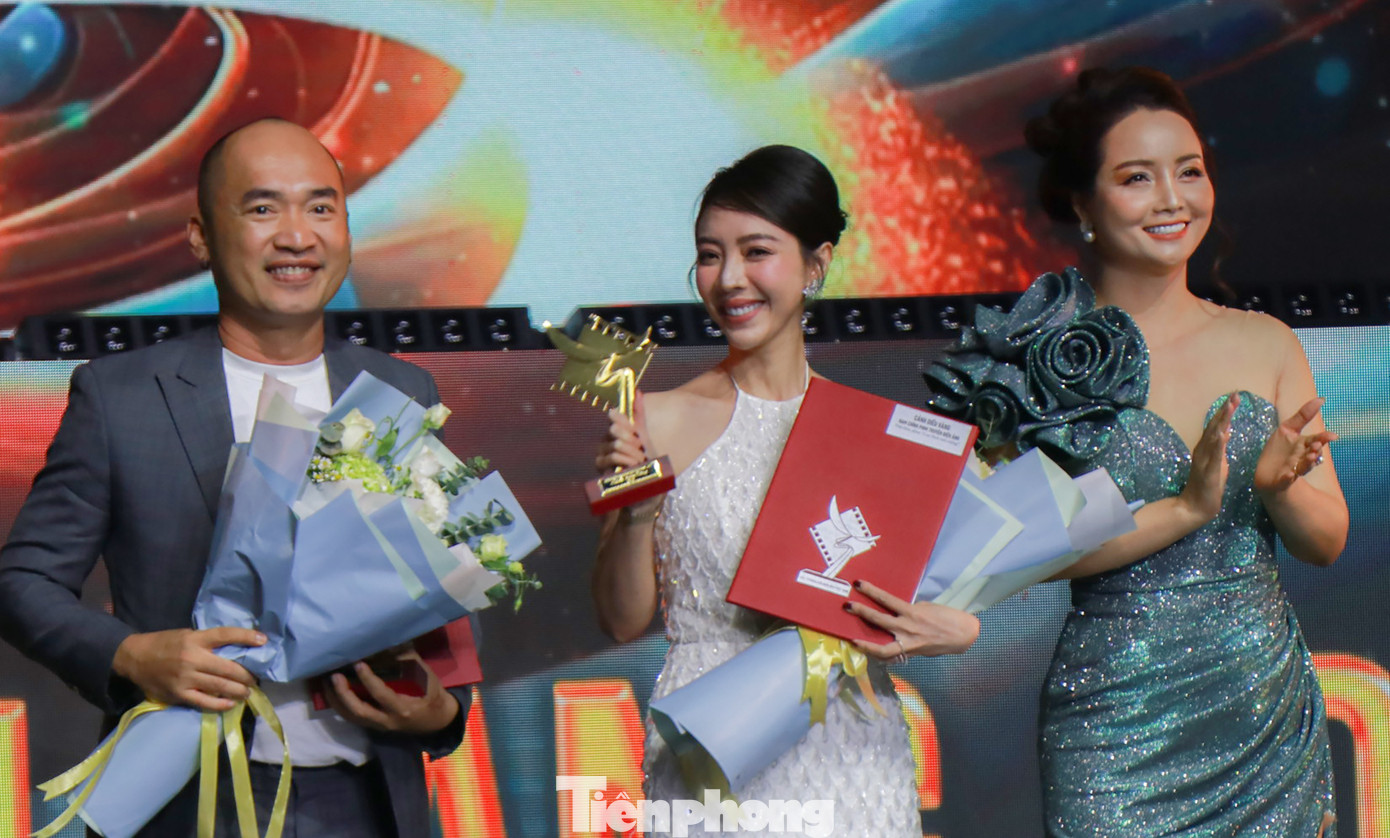 Diễn viên Tiến Luật thay mặt đoàn phim nhận giải thưởng cùng bà xã Thu Trang.