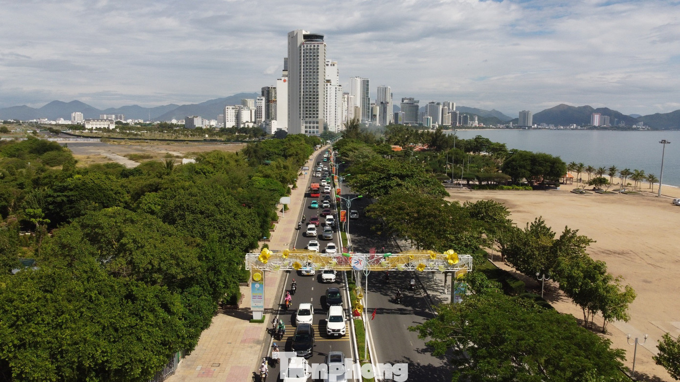 Từ sáng sớm 2/9, hàng trăm ôtô nối đuôi nhau nhích từng mét trên đường Trần Phú, TP Nha Trang. Đây là con đường chính nối trung tâm thành phố với các bến tàu, cảng du lịch để du khách đi tham quan biển đảo.