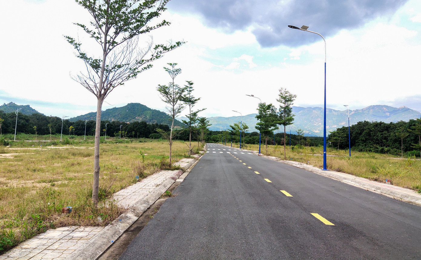 Giá đất ở huyện Cam Lâm từng được đẩy lên rất cao sau khi thông tin một số dự án lớn sắp đầu tư vào đây. (Ảnh: Xuân Hoát).