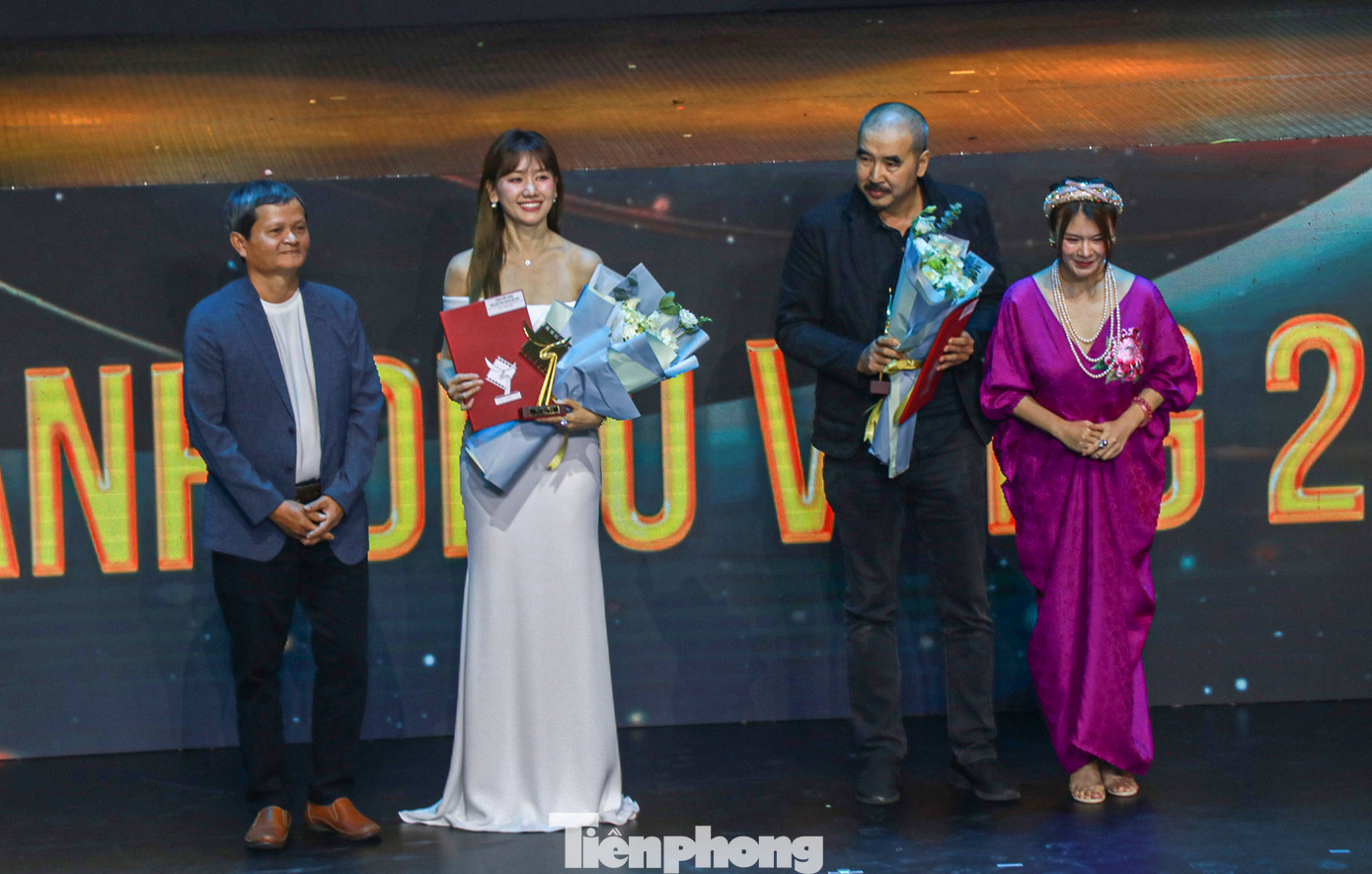 Hari Won thay mặt chồng nghệ sĩ Trấn Thành nhận giải Biên kịch xuất sắc phim điện ảnh cho phim Nhà bà Nữ. Đạo diễn Bùi Thạc Chuyên chiến thắng hạng mục đạo diễn xuất sắc của phim nghệ thuật Tro tàn rực rỡ.