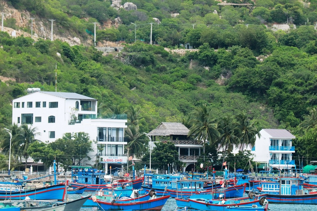 Một số công trình cao tầng được cho xây sai phép, lấn hành lang dự án ở vịnh Vĩnh Hy. (Ảnh: A.H).