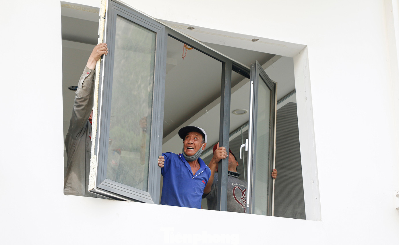 Ông Trung thừa nhận sai khi xây dựng công trình sai quy hoạch, tuy nhiên ông cũng như nhiều chủ đầu tư mong muốn được tiếp tục tự tháo dỡ để bớt chi phí, đồng thời cố gắng giữ lại những gì có thể tận dụng được. "Mình sai thì phải chịu, nhưng là công sức, mồ hôi của cả gia đình nên cũng mong giữ lại được phần tài sản là nội thất, kết cấu bền vững của công trình khi tháo dỡ phần sai phạm", ông Trung mong muốn.