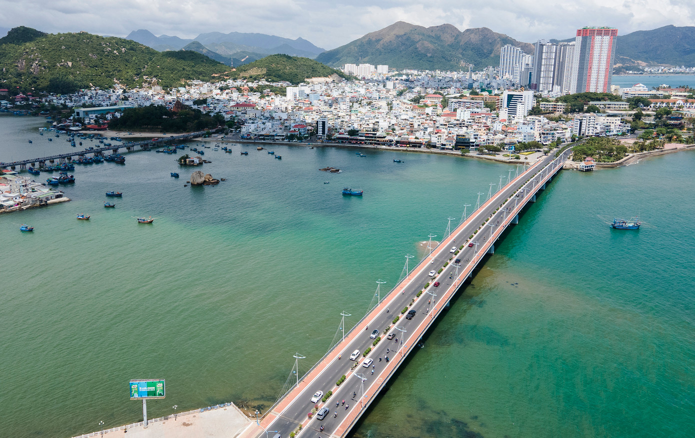 Cầu Trần Phú hiện hữu sẽ được cải tạo, xây mới thêm đoạn đường dành riêng cho người đạp xe đạp. Cầu Trần Phú hiện hữu sẽ được cải tạo, xây mới thêm đoạn đường dành riêng cho người đạp xe đạp.