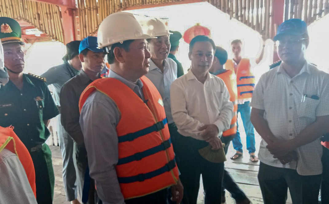 Chủ tịch UBND tỉnh Ninh Thuận Trần Quốc Nam trực tiếp đi kiểm tra hoạt động xây dựng, du lịch dịch vụ ở vịnh Vĩnh Hy. (Ảnh: A.H).