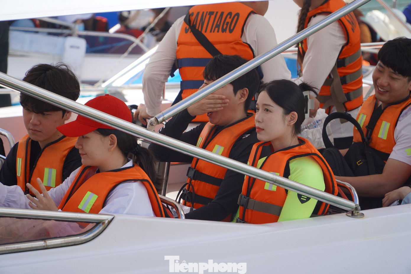 "Đến Nha Trang rất nhiều lần nhưng kỳ nghỉ này mình thích nhất vì thời tiết rất đẹp, cộng thêm khách cũng không quá đông như mấy lần trước", chị Nguyệt, du khách từ Hà Nội, nói.