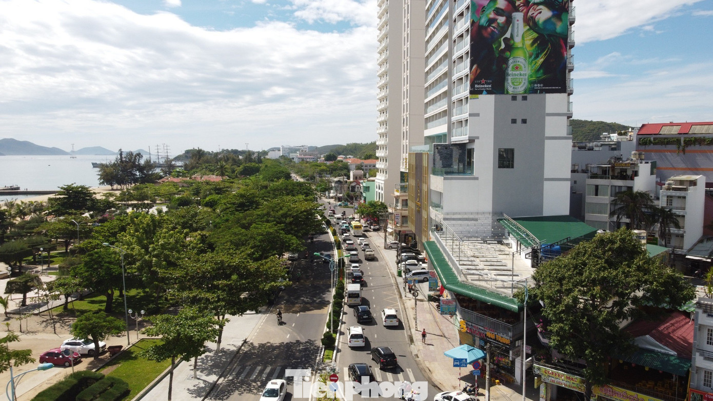 Ùn tắc giao thông chủ yếu từ đoạn trung tâm thành phố Nha Trang đến cầu cảng Vinpearl dài hơn 4 km.