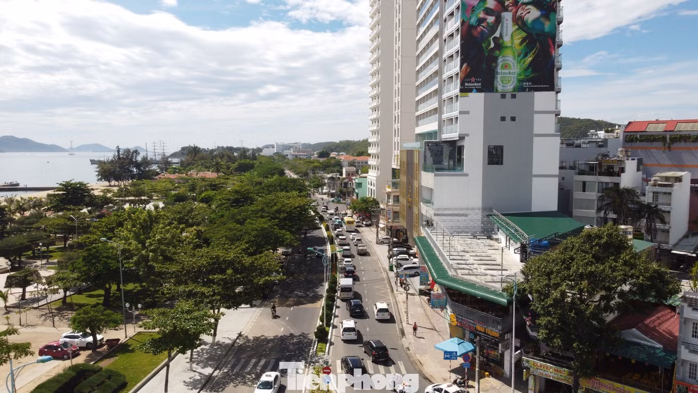 Ùn tắc giao thông chủ yếu từ đoạn trung tâm thành phố Nha Trang đến cầu cảng Vinpearl dài hơn 4 km.