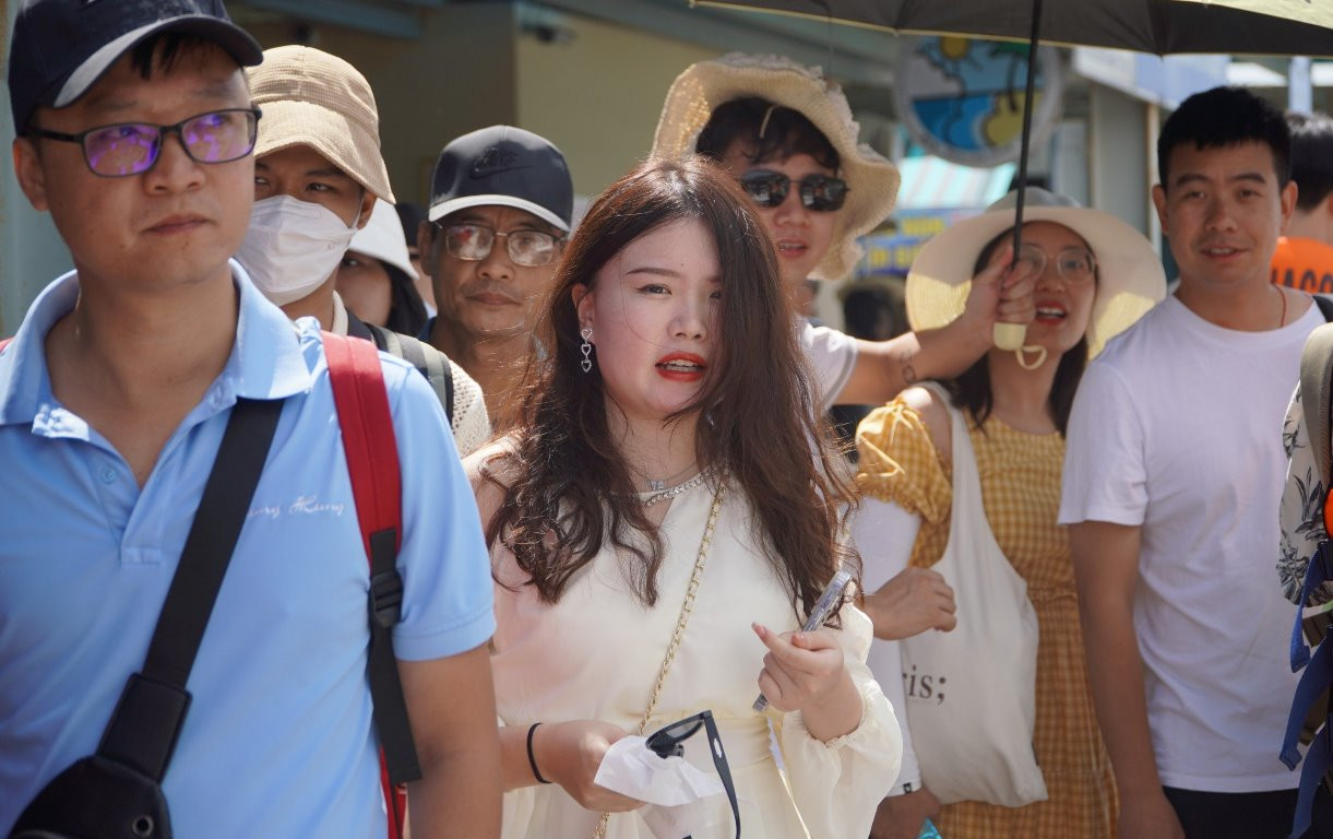 "Dự kiến hết ngày 2/9, chúng tôi sẽ đón khoảng 7.000 khách xuống tàu. Hôm nay ghi nhận lượng khách tăng đột biến so với ngày đầu nghỉ lễ, nhưng vẫn chưa bằng so với dịp 30/0 và 1/5 vừa qua", ông Phú nói.