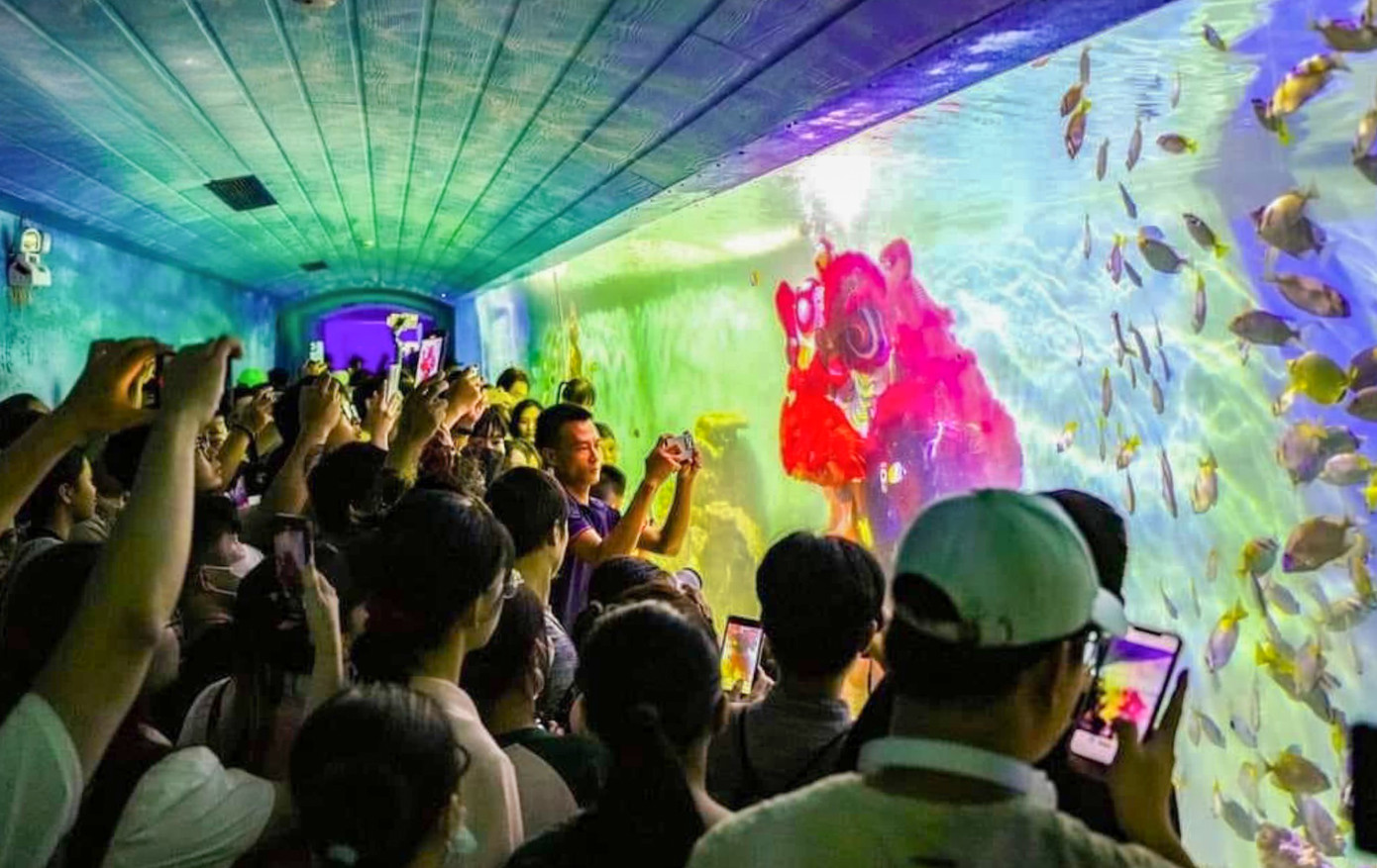 Hàng nghìn người dân, du khách chen chân xem múa lân dưới nước, sáng 28/9. (Ảnh: Khánh Nguyên).