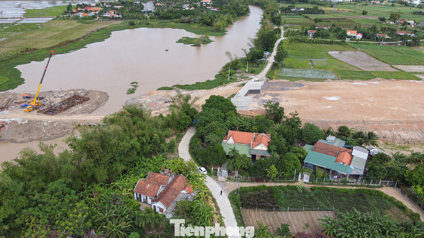 Theo UBND tỉnh Khánh Hòa, để thực hiện dự án cao tốc Nha Trang - Vân Phong, địa phương phải thu hồi 616,16 ha với số hộ dân bị ảnh hưởng 2.778 hộ và số hộ phải tái định cư là 203 hộ.