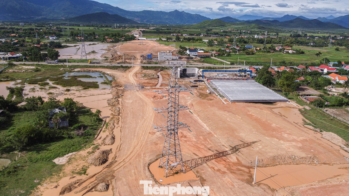 Tại thị xã Ninh Hòa chưa bàn giao mặt bằng 2 đoạn với tổng chiều dài 0,65 km; chưa di dời 4 công trình hạ tầng kỹ thuật, trong đó 2 đường điện trung, hạ thế và 2 đường cáp quang.