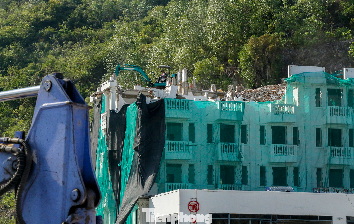 Theo các quyết định cưỡng chế, tại Khu biệt thự cao cấp Ocean View có 15 công trình xây sai quy hoạch, xây vượt tầng và vi phạm mật độ xây dựng.