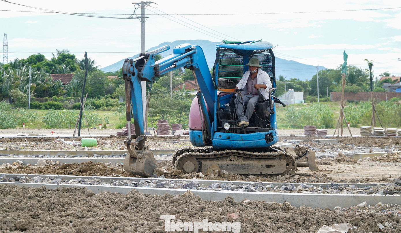 Đến chiều 14/9, tại khu tái định cư ở thôn Phước Lâm các công nhân vẫn đang san gạt, đường chưa thảm nhựa xong và vỉa hè cũng chưa hoàn thành.