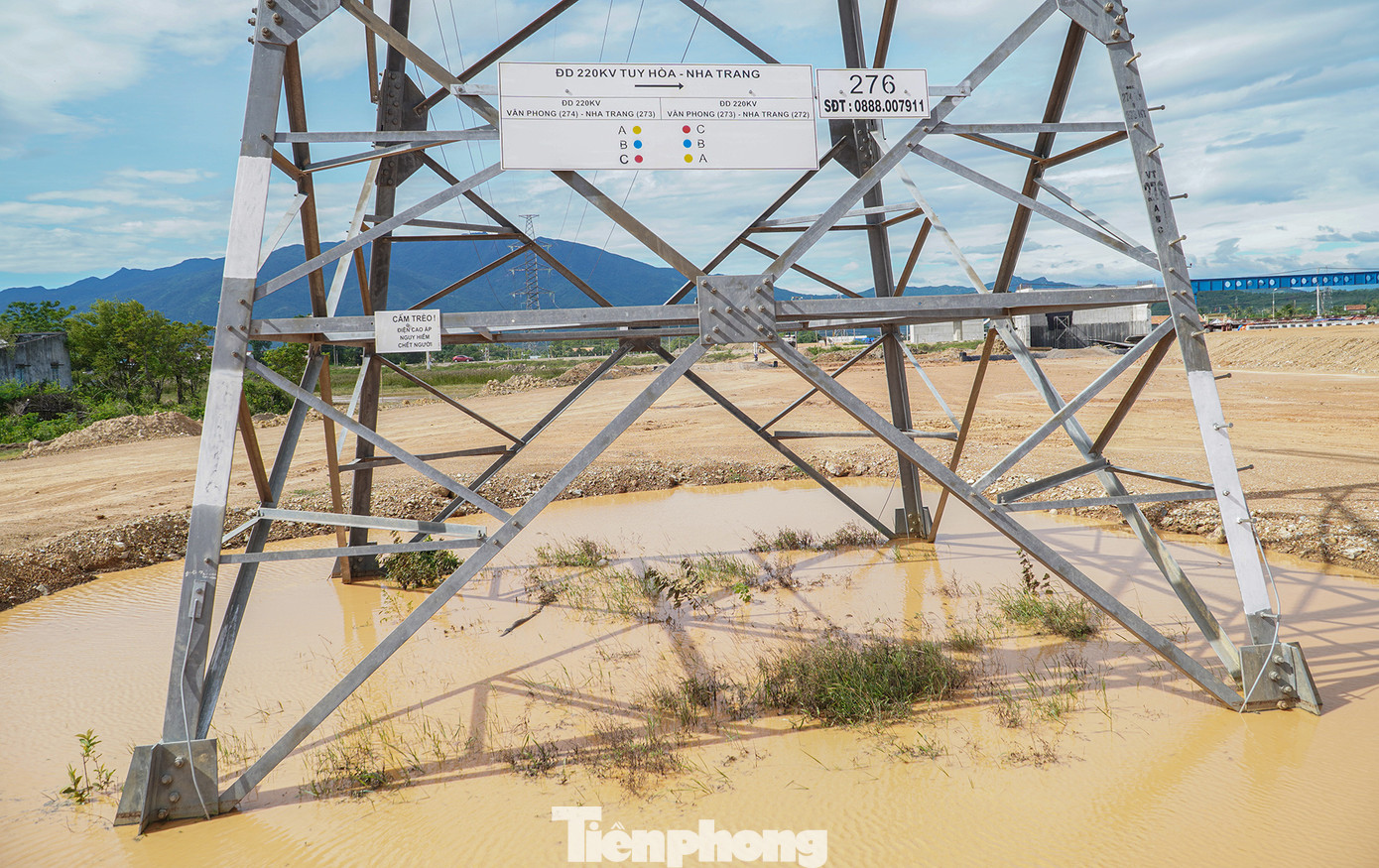 Đơn cử như ở huyện Vạn Ninh chưa bàn giao mặt bằng 11 đoạn (tổng chiều dài 2,46 km), nhưng công trình hạ tầng kỹ thuật bị ảnh hưởng 78 vị trí (6 đường điện 220kV, 7 đường điện 110kV, 28 đường điện trung, hạ thế, 9 đường nước, 28 đường cáp quang).