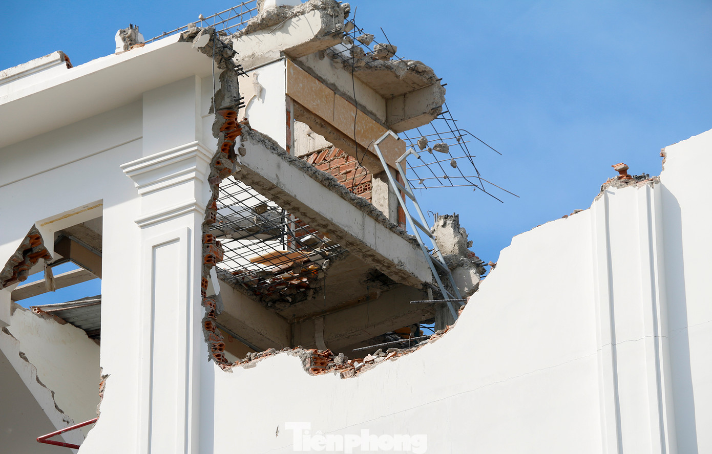 Theo UBND phường Vĩnh Trường, những công trình này đã có quyết định cưỡng chế từ 2019. Dù thời hạn để các chủ đầu tư công trình tự tháo dỡ đã hết từ lâu, nhưng những người này không chấp hành, đến nay chính quyền áp dụng biện pháp cưỡng chế phần sai phạm theo quyết định trước đó.