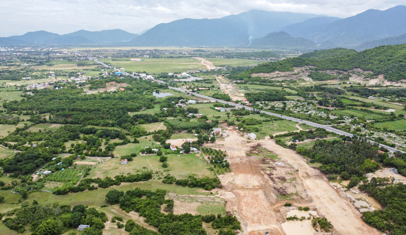 Một số khó khăn trong giải tỏa mặt bằng, đền bù khiến dự án cao tốc Vân Phong - Nha Trang chậm tiến độ. (Ảnh: Xuân Hoát)