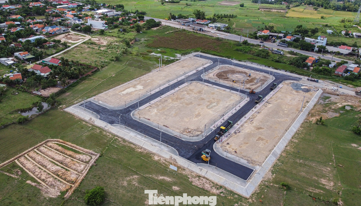 Để thực hiện dự án cao tốc Vân Phong - Nha Trang, tỉnh Khánh Hòa bố trí 6 khu tái định cư, nhưng đến nay mới hoàn thành 4 khu. Một số người dân thuộc diện tái định cư cho biết, muốn nhận mặt bằng tái định cư sớm để xây dựng nhà trước mùa mưa, kịp đón Tết. Tuy nhiên, đến nay vẫn chưa chính thức nhận đất nên chưa thể tiến hành xây dựng nhà.