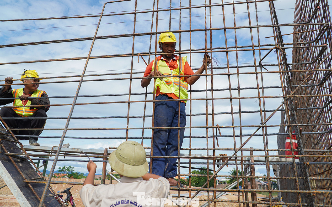 Theo Ban quản lý dự án 7, một số vướng mắc ở dự án như: Phần mặt bằng đã bàn giao nhưng chưa thi công được do chưa có đường tiếp cận; vướng công trình hạ tầng kỹ thuật chưa di dời, cầu vượt ĐT.651E đang phải dừng thi công do không đảm bảo tĩnh không đường điện; một số vị trí tái định cư vẫn chưa thỏa thuận xong việc đền bù, hỗ trợ...