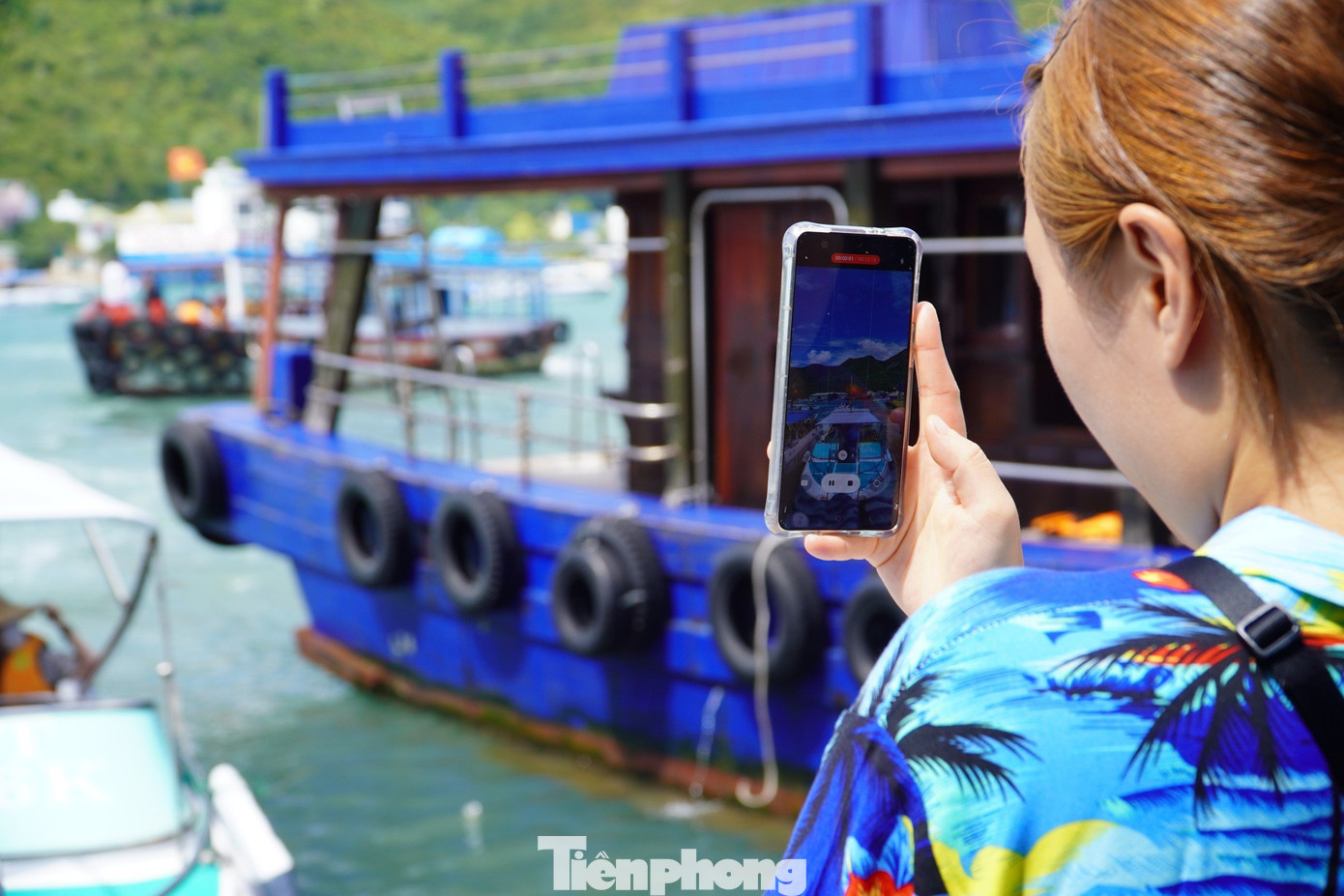 Du khách nước ngoài thích thú ghi lại cảnh đẹp ở các điểm du lịch.