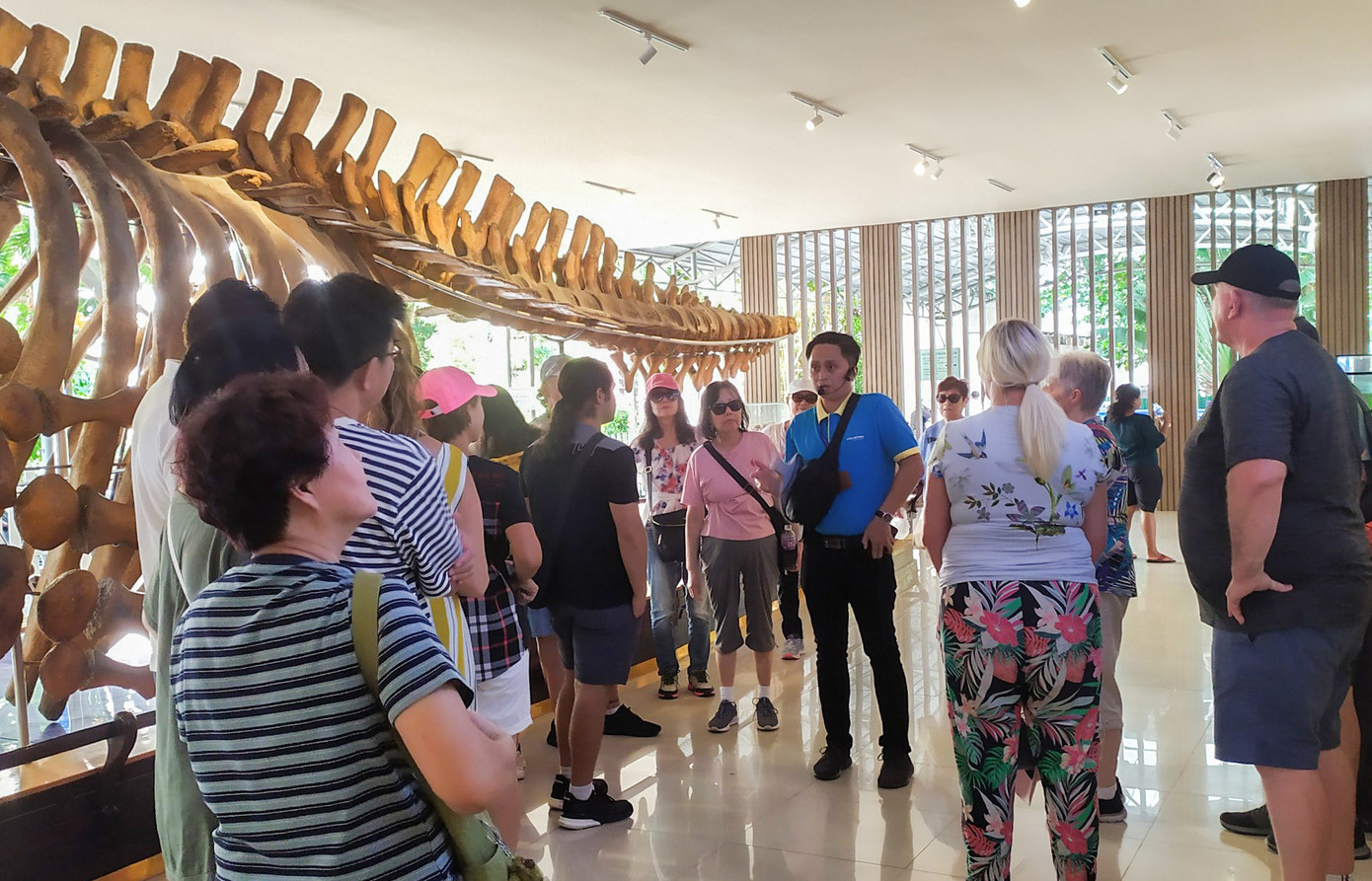 Du khách trên tàu tàu du lịch cao cấp Spectrum of the Sea tham quan Viện Hải Dương Học. Ảnh: T.P.