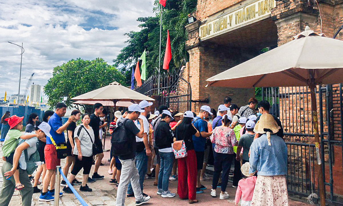 Du khách tham quan di tích Tháp Bà Ponagar, TP Nha Trang, sáng 1/9 (Ảnh: Xuân Hoát).