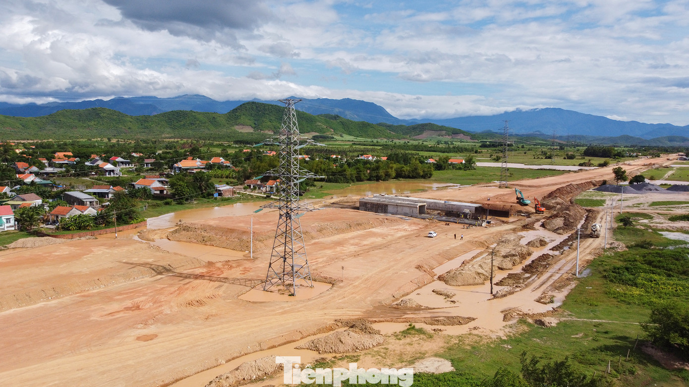 Một trong những khó khăn lớn nhất ở dự án cao tốc Vân Phong - Nha Trang là việc di dời công trình hạ tầng kỹ thuật như: đường điện, đường nước, cáp quang... Trong đó, một số đường điện 220kV, 110kV chưa thể di dời vì vướng quy định. Trong ảnh, đường điện 220kV nằm ngay trong hành lang thi công cao tốc, nhưng chưa được di dời.