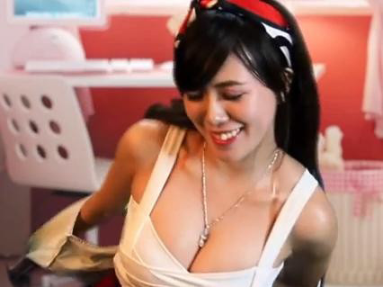 Mai Thỏ cởi áo để dạy gập đồ ngay trong cuộc trò chuyện.