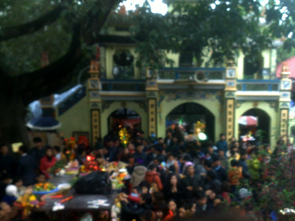 Dòng người đi lễ chật ních