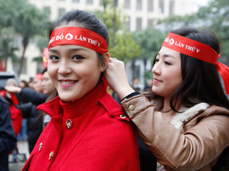 Hai Á hậu Cuộc thi Hoa Hậu Việt Nam 2012 Đỗ Hoàng Anh, Dương Tú Anh rộn ràng trong Chủ Nhật Đỏ