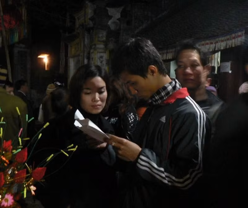 Càng về khuya không khí của chợ Viềng Nam Định càng thêm tấp nập, đông nghịt người (ảnh Nguyễn Huy) Dọc các tuyến hàng khu đồ cổ luôn thu hút khách nhất là giới sưu tầm đồ cổ (ảnh Nguyễn Huy) Một bạn trẻ đang ngã giá chiếc chum được chủ hàng quảng cáo là từ thời... Lê (!?) với giá 1,8 triệu đồng (ảnh Nguyễn Huy). Nông cụ là thứ không thể thiếu của chợ Viềng (ảnh Nguyễn Huy). Đồ Đồng Nam Giang (Nam Trực - Nam Định) được bày bán la liệt, giá thấp nhất năm nay lên đến 300.000 đồng/món (ảnh Nguyễn Huy) Đôi bạn trẻ chăm chú xem quẻ đầu năm vừa xin được ở Chùa Đại Bi (ảnh Nguyễn Huy) Theo cách lý giải của các nhà nghiên cứu văn hóa dân gian, bò cùng loài với hươu, mà trong tiếng Hán Việt hươu được gọi là lộc nên thịt bò là thứ không thể thiếu của chợ Viềng. Năm nay, thịt bò đắt đỏ lên đến 140 - 160.000 đồng/1 kg, nhưng không ít người mua vì để cầu mong tấn lộc, tấn tài (ảnh Nguyễn Huy) Đốt đèn tìm cây đúng với nguyên bản chợ Viềng xưa (ảnh Nguyễn Huy)