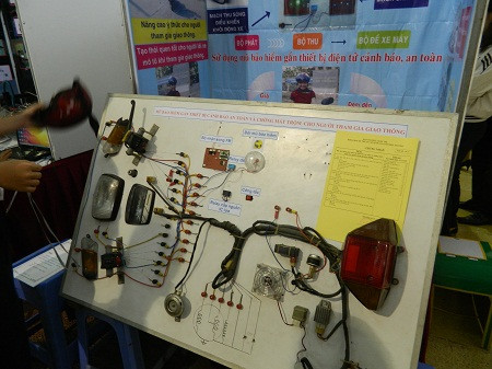 Các đề tài tham dự cuộc thi đều xuất phát từ những ý tưởng giải quyết các vấn đề trong cuộc sống. (Trong ảnh là mô phỏng đề tài mũ bảo hiểm gắn thiết bị cảnh báo an toàn). . Các đề tài tham dự cuộc thi đều xuất phát từ những ý tưởng giải quyết các vấn đề trong cuộc sống. (Trong ảnh là mô phỏng đề tài mũ bảo hiểm gắn thiết bị cảnh báo an toàn).