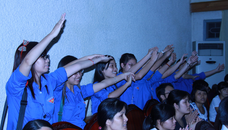 Sinh viên tình nguyện trường Đại học Khoa học Xã hội và Nhân văn Hà Nội vẫy tay theo bài hát của các cựu TNXP. Ảnh: Trường Phong