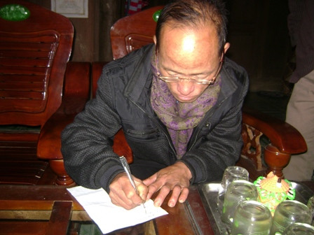 Ông Lầu Ga Long (trưởng bản Trường Sơn, xã Nậm Cắn) ngày nào cũng ký xác nhận cho hơn chục hộ bán trâu bò