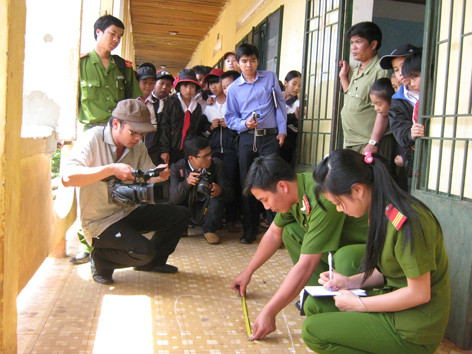 Công an khám nghiệm hiện trường vụ án. Công an khám nghiệm hiện trường vụ án