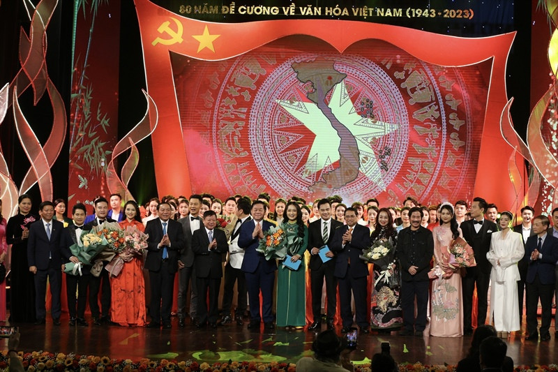 Thủ tướng Phạm Minh Chính cùng lãnh đạo Đảng, Nhà nước và các đại biểu chúc mừng nghệ sĩ sau đêm diễn.