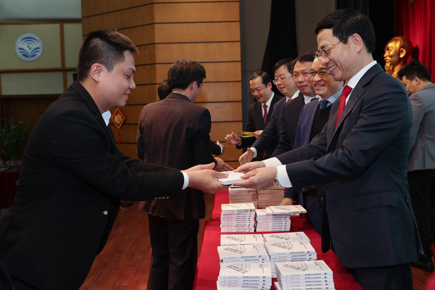 Nét đẹp lì xì sách dịp đầu năm tại Bộ Thông tin và Truyền thông. Ảnh: LÊ ANH DŨNG. Nét đẹp lì xì sách dịp đầu năm tại Bộ Thông tin và Truyền thông. Ảnh: LÊ ANH DŨNG.