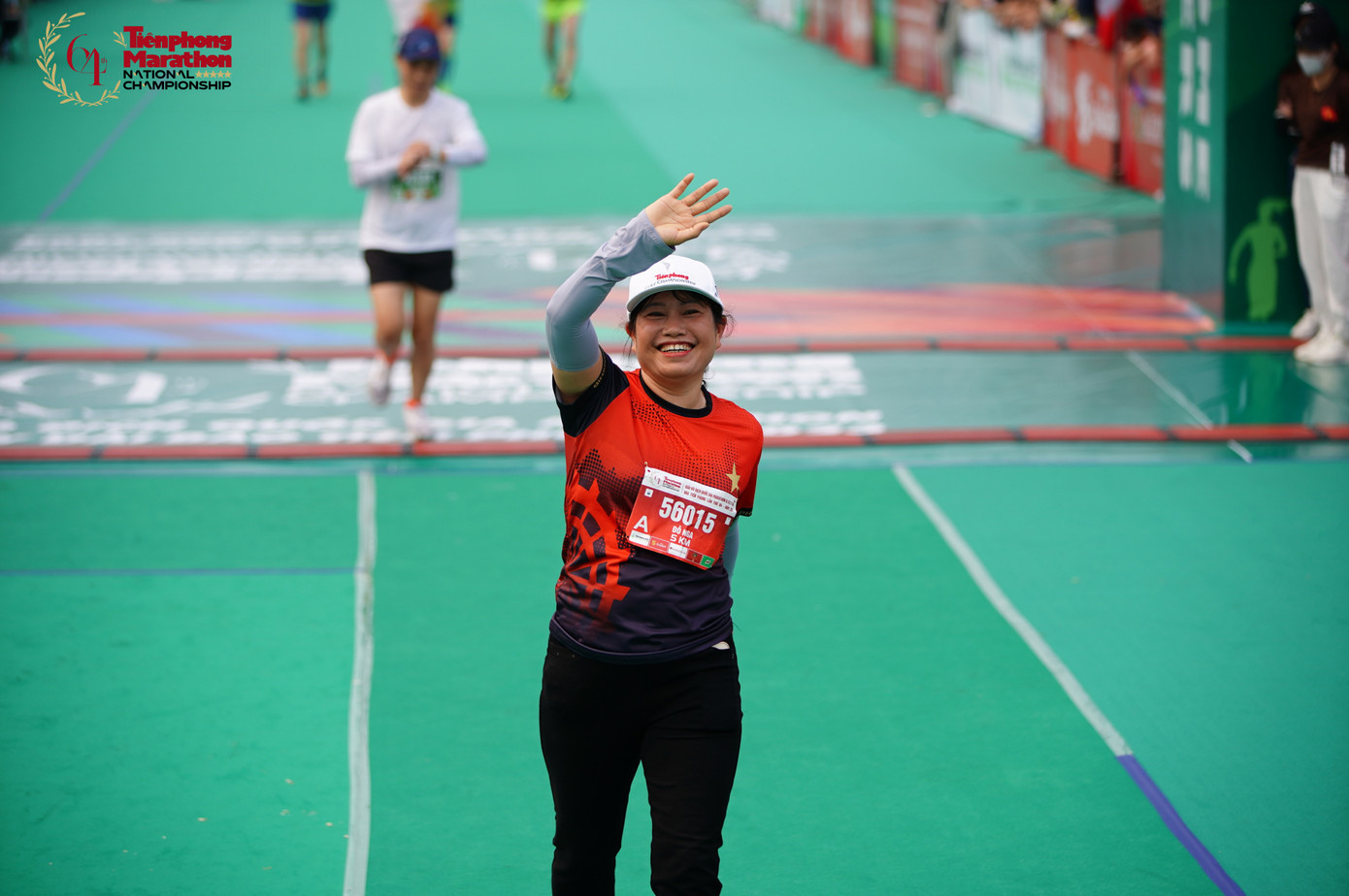 Chị Đỗ Nga về đích với nụ cười tươi tắn.
