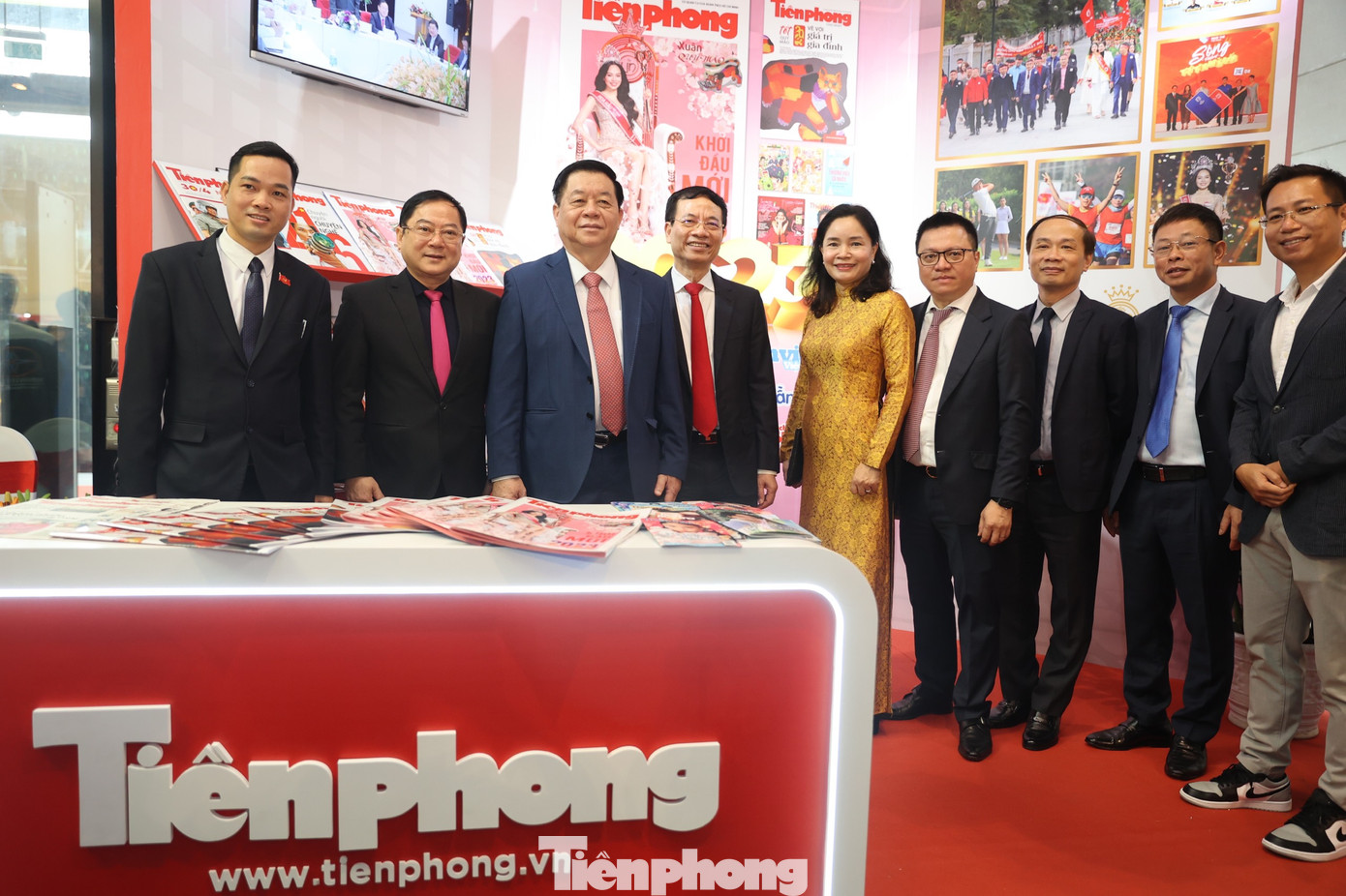 Trưởng Ban Tuyên giáo Trung ương Nguyễn Trọng Nghĩa, Bộ trưởng Bộ Thông tin và Truyền thông Nguyễn Mạnh Hùng, Phó Trưởng Ban Tuyên giáo Trung ương Lê Quốc Minh, Thứ trưởng Bộ Văn hóa - Thể thao và Du lịch Trịnh Thị Thủy và các đại biểu tham quan gian trưng bày báo Tiền Phong (ảnh: Như Ý).