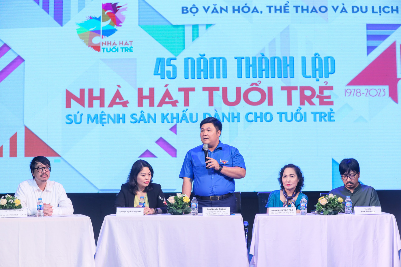 Anh Nguyễn Thái An, Trưởng Ban Tuyên giáo, T.Ư Đoàn chúc mừng nghệ sĩ Nhà hát Tuổi trẻ. Anh Nguyễn Thái An, Trưởng Ban Tuyên giáo, T.Ư Đoàn chúc mừng nghệ sĩ Nhà hát Tuổi trẻ.