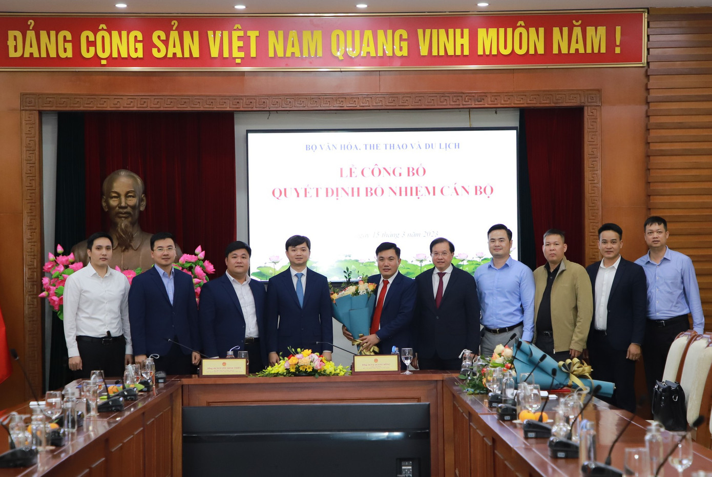 Lãnh đạo Bộ VHTTDL và T.Ư Đoàn chúc mừng ông Nguyễn Hữu Ngọc. Ảnh: THẾ CÔNG. Lãnh đạo Bộ VHTTDL và T.Ư Đoàn chúc mừng ông Nguyễn Hữu Ngọc. Ảnh: THẾ CÔNG.