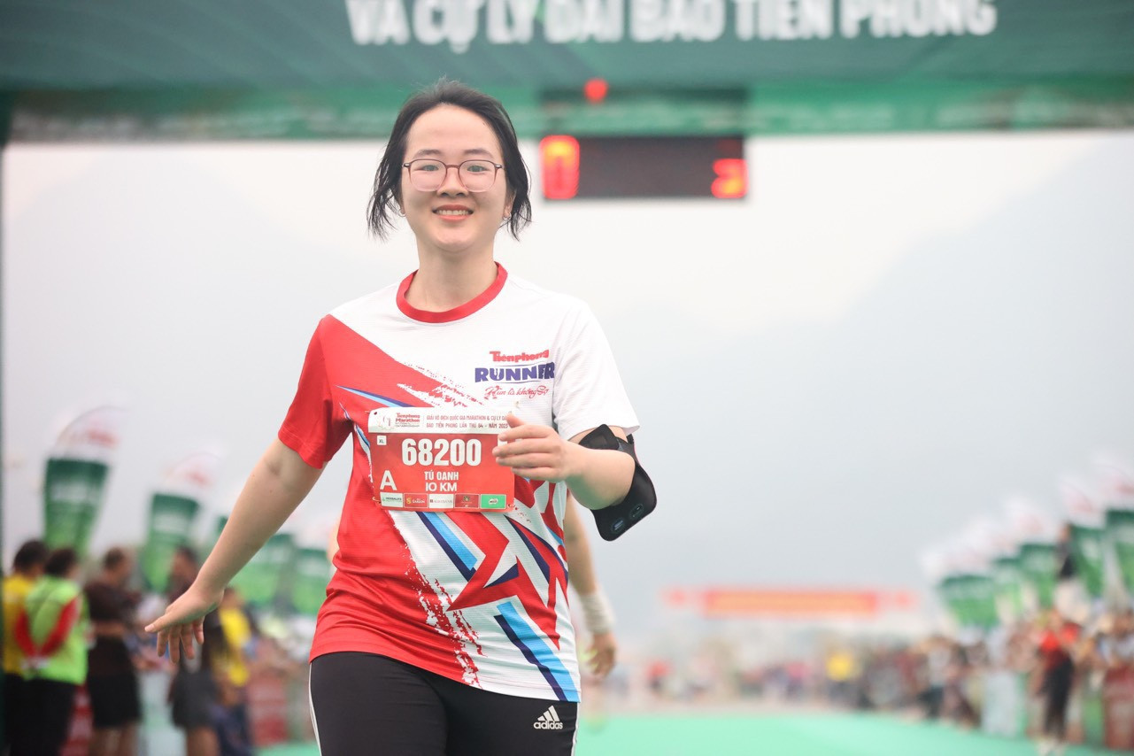 Phóng viên Võ Tú Oanh cán đích cự ly 10km. Tú Oanh là một trong những phóng viên trẻ nhất của Tiền Phong runners góp mặt ở Lai Châu.