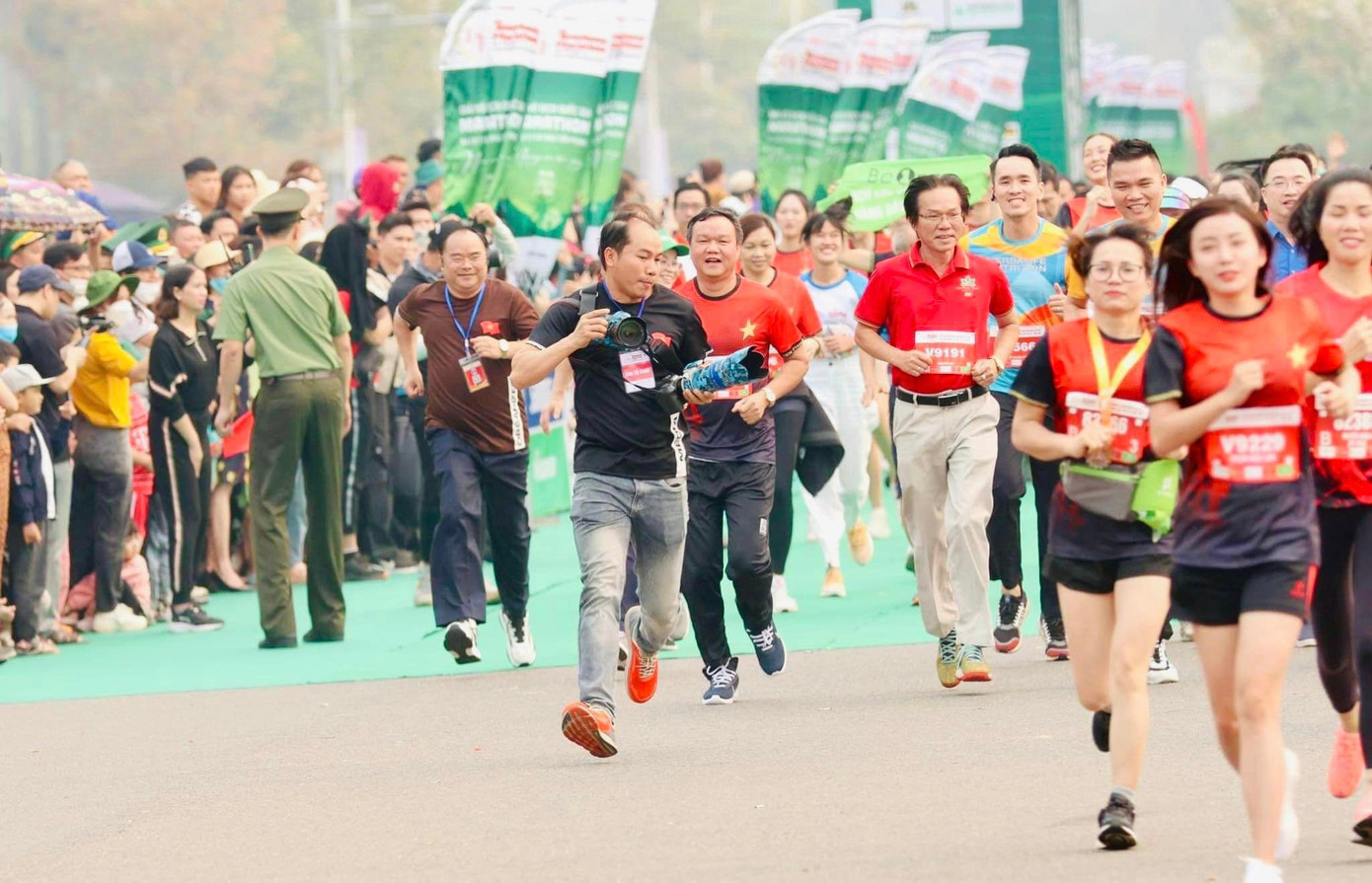 "Vận động viên" đặc biệt - phóng viên ảnh Trọng Tài. Anh là một trong những tay máy kỳ cựu của báo Tiền Phong, chụp hàng nghìn bức ảnh đẹp cho các VĐV Tiền Phong Marathon.