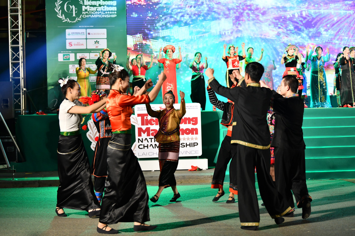 Đông đảo nghệ nhân, diễn viên hướng dẫn đại biểu cùng hòa vào vòng xòe kết đoàn.