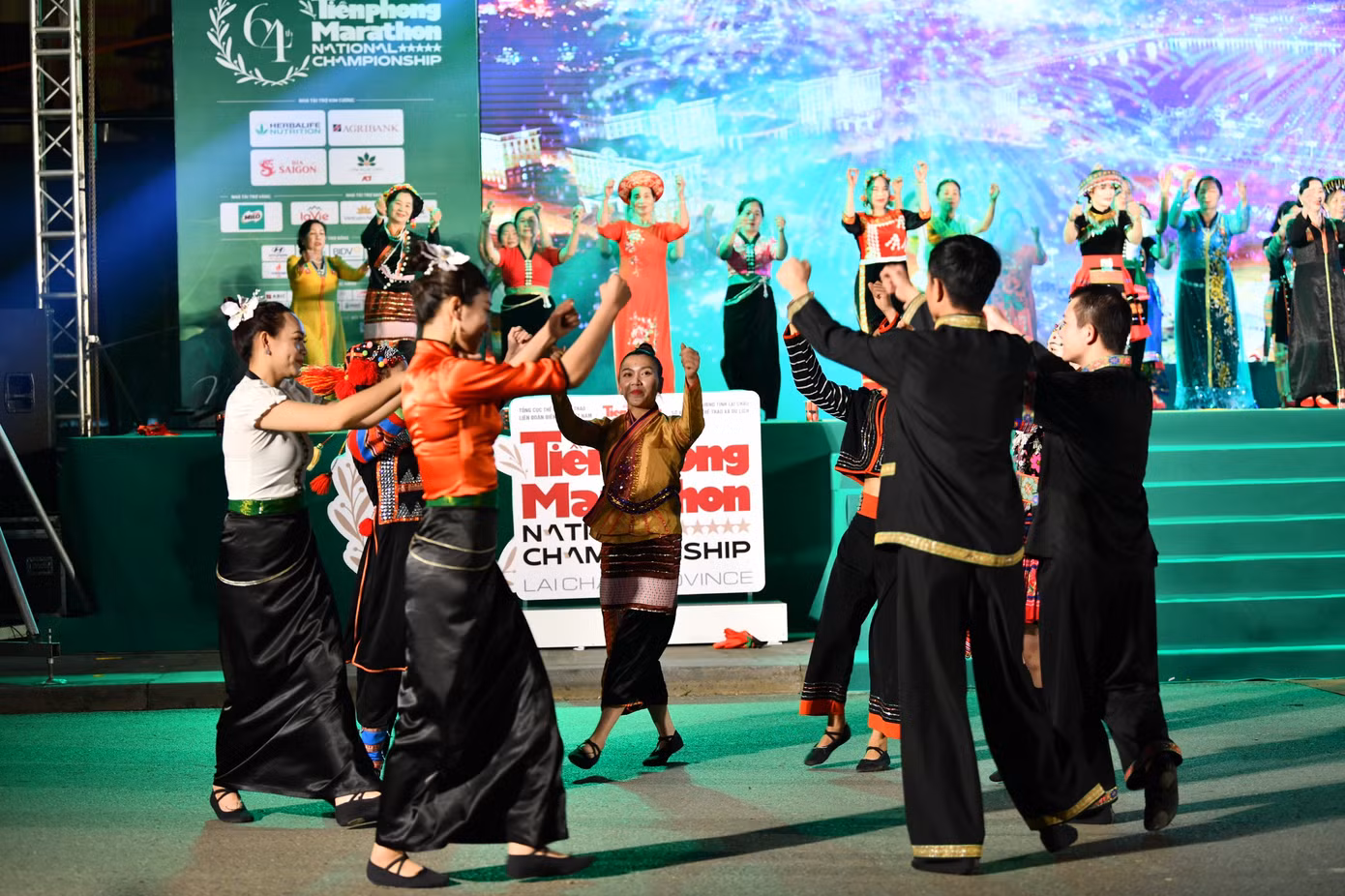 Đông đảo nghệ nhân, diễn viên hướng dẫn đại biểu cùng hòa vào vòng xòe kết đoàn. Đông đảo nghệ nhân, diễn viên hướng dẫn đại biểu cùng hòa vào vòng xòe kết đoàn.