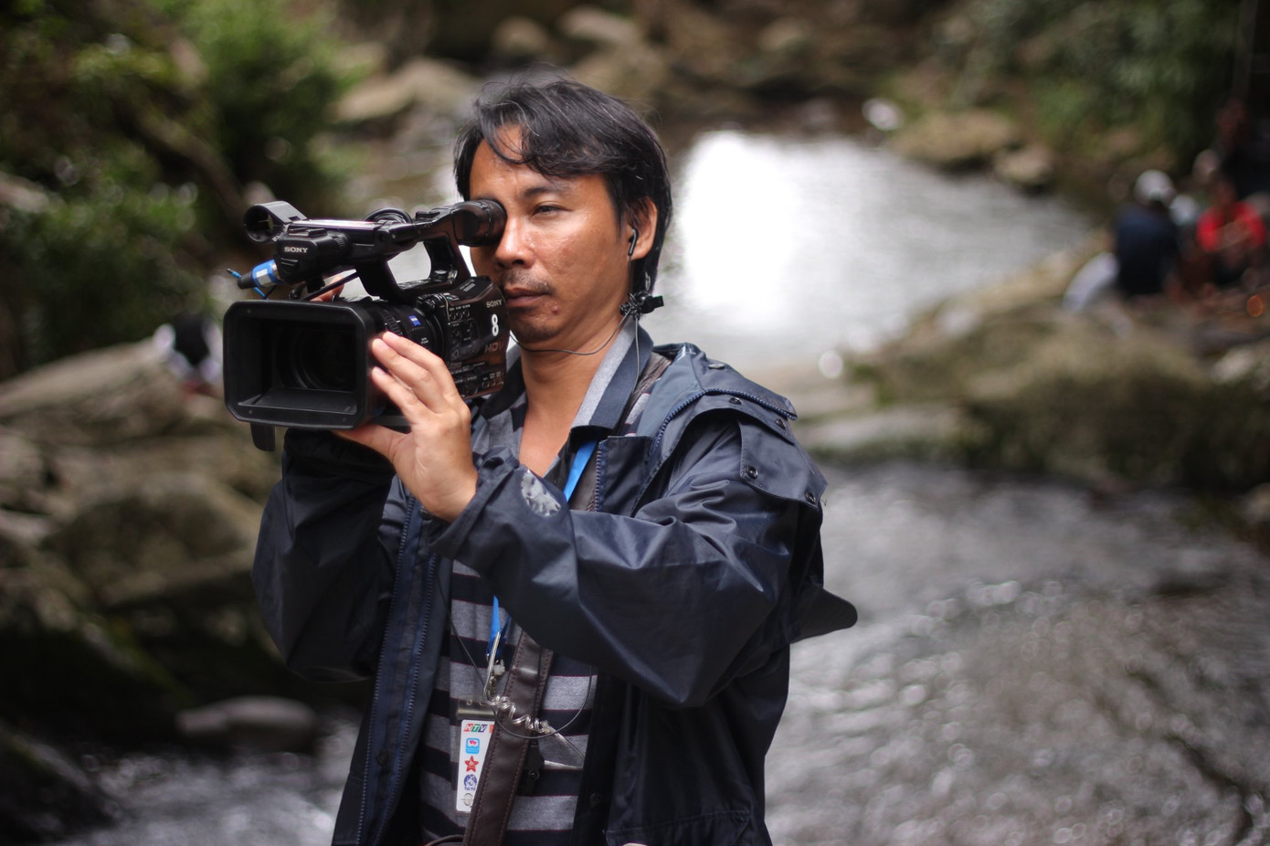 Quay phim Nguyễn Việt Hùng cộng tác với nhiều đơn vị làm phim, có lúc chấp nhận chở hàng thuê để có thu nhập. Ảnh: FBNV Quay phim Nguyễn Việt Hùng cộng tác với nhiều đơn vị làm phim, có lúc chấp nhận chở hàng thuê để có thu nhập. Ảnh: FBNV