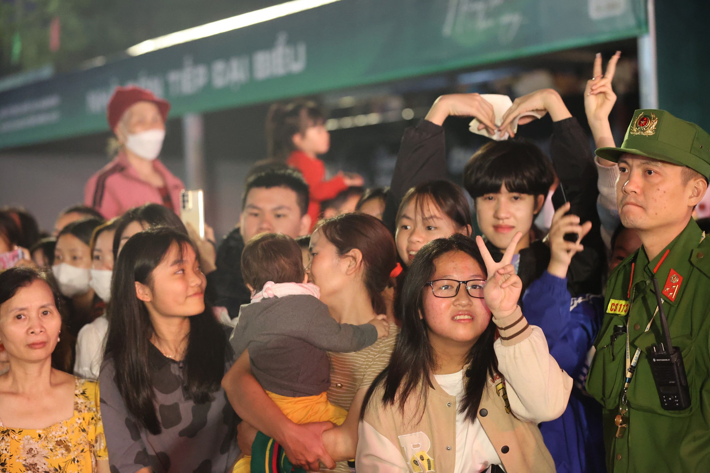 Lực lượng đảm bảo an ninh, trật tự cho hàng nghìn khán giả tại Quảng trường Nhân dân, TP. Lai Châu.